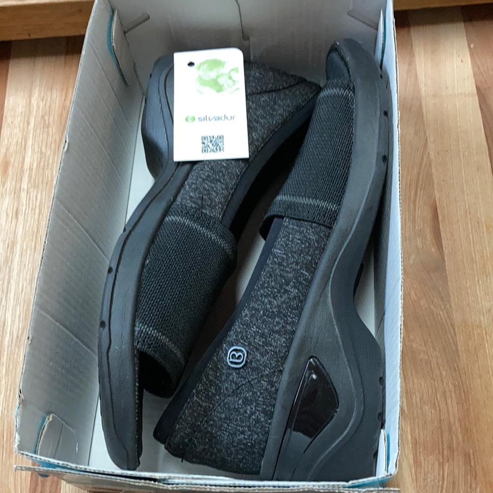 NWT Bzees Kudos Slip Ons in Size 8 Black and Gray